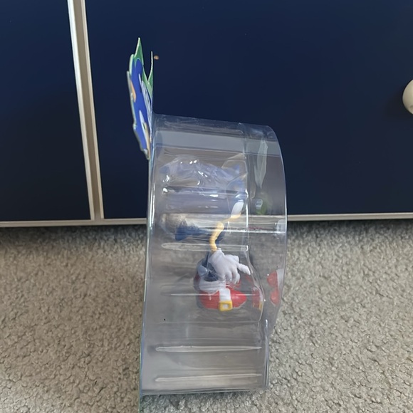 Sonic the Hedgehog Sonic with Green Emerald 35th Anniversary Figure - Picture 10 of 12